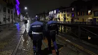 Polisi berpatroli di sebuah jalan di tengah lonjakan infeksi coronavirus baru di Milan, Italia (22/10/2020). Jam malam diberlakukan terhadap lebih dari 21,7 juta warga Italia, yang mencakup sepertiga dari populasi negara itu, di tengah lonjakan infeksi COVID-19. (Xinhua/Daniele Mascolo)