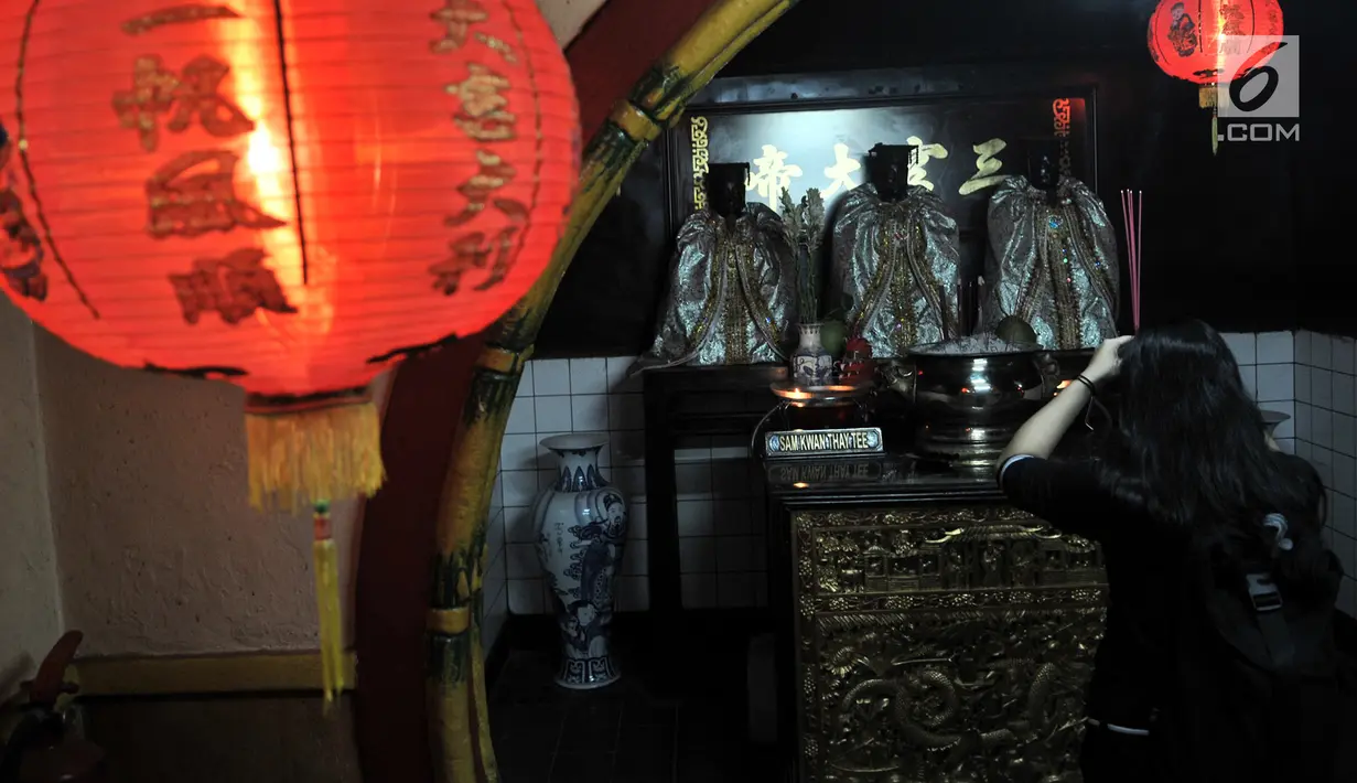 Umat Tionghoa berdoa di Klenteng Boen Tek Bio, Pasar Lama, Tangerang, Kamis (31/1). Klenteng yang dibangun tahun 1684 ini merupakan rumah ibadah yang ramai dikunjungi oleh umat Tionghoa, terlebih menjelang Tahun Baru Imlek. (Merdeka.com/Iqbal S. Nugroho)