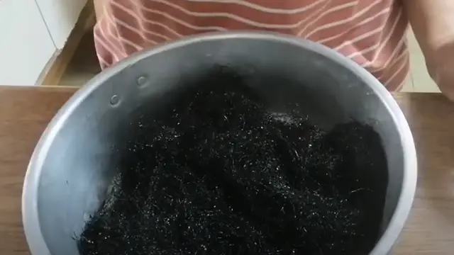 Jajanan viral di China bernama Fat Choy yang bentuknya mirip dengan rambut manusia. (Tangkapan layar Youtube)
