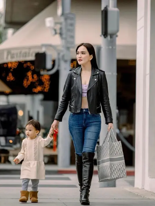 Tampil statement dengan jaket kulit, Shandy Aulia memadukan printed tube top sebagai dalamannya (Instagram/shandyaulia),
