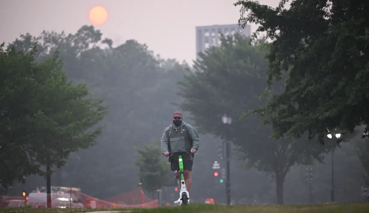 Jutaan orang di wilayah tersebut terbangun dengan tingkat polusi udara yang tidak sehat, satu hari setelah New York City mencatatkan kualitas udara terburuk dalam beberapa dekade. (Photo by Mandel NGAN / AFP)