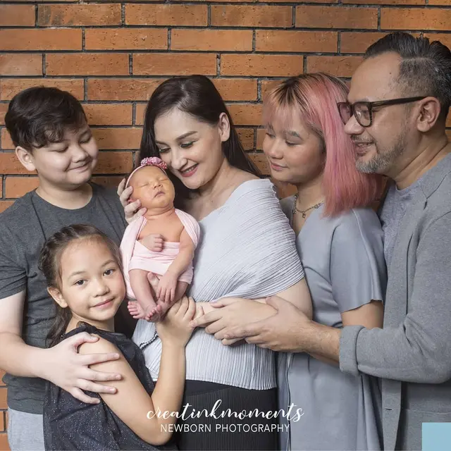 Potret Newborn Keluarga Mona Ratuliu, hangat dan sederhana