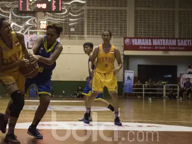 Pebasket Surabaya Fever, Olivia Hadinata, berebut bola dengan pebasket Sahabat Semarang pada final Sahabat Cup 2017 di GOR Sahabat, Semarang, Sabtu (22/4/2017). Sahabat kalah 61-71 dari Fever. (Bola.com/Vitalis Yogi Trisna)