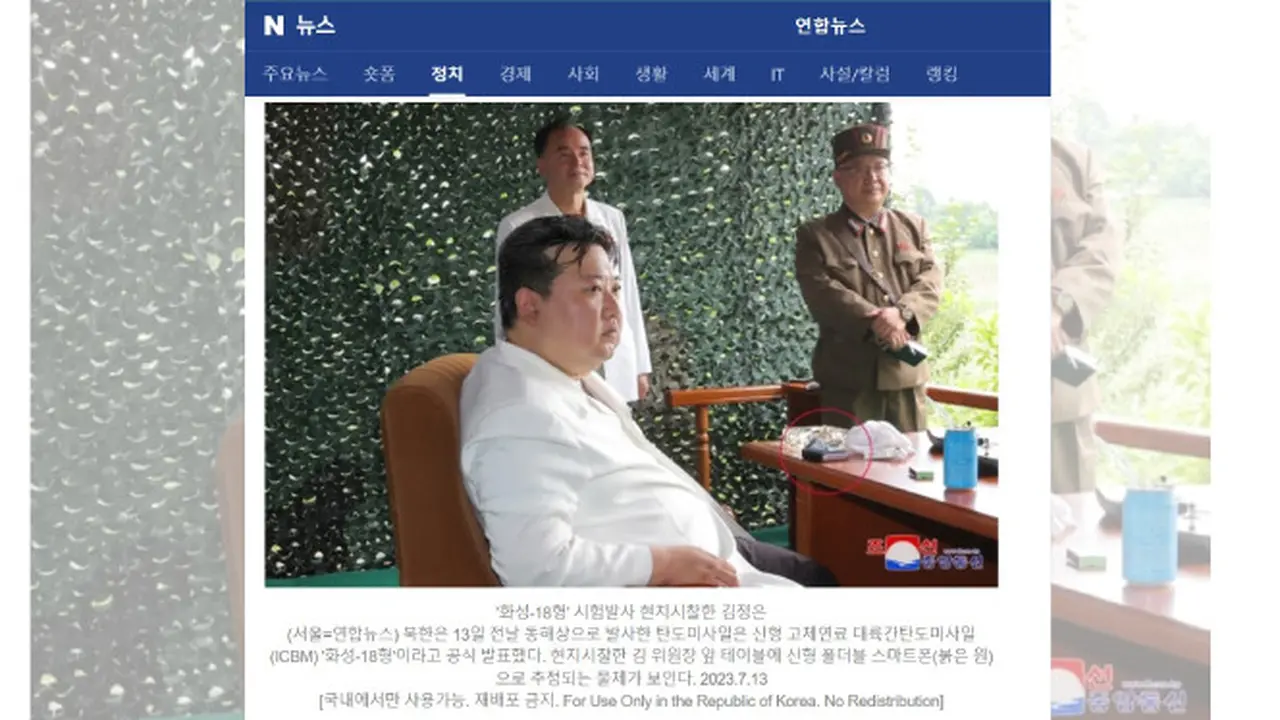 Dari Foto yang Beredar Saat Peluncuran Uji Coba Rudal ICBM, Diduga Pemimpin Korea Utara (Korut), Kim Jong Un, Menggunakan Ponsel Pintar alias Smartphone Lipat. Belum Jelas Apakah Itu Samsung 'Galaxy Z Flip' atau Huawei (Naver)