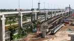 Pekerja menyelesaikan pembangunan kereta tanpa pengemudi atau Automated People Mover System (APMS) di Terminal 3 Bandara Soekarno Hatta, Tangerang, Senin (24/04). Pembangunan struktur APMS ditargetkan selesai pada Juni 2017. (Liputan6.com/Fery Pradolo)