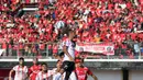 Pemain Persija Jakarta, Nur Iskandar melakukan duel udara dengan pemain Bali United pada laga Piala Presiden 2015 di Stadion Kapten I Wayan Dipta, Bali, Minggu (30/8/2015). (Bola.com/Vitalis Yogi Trisna)