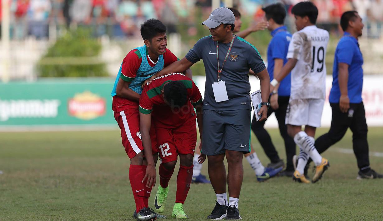 Bek Timnas Indonesia U-19, Rifad Marasabessy, menangis usai dikalahkan Thailand U-19 pada laga Piala AFF U-18 di Stadion Thuwunna, Yangon, Jumat (15/9/2017). Indonesia kalah adu penalti dari Thailand. (Bola.com/Yoppy Renato)
