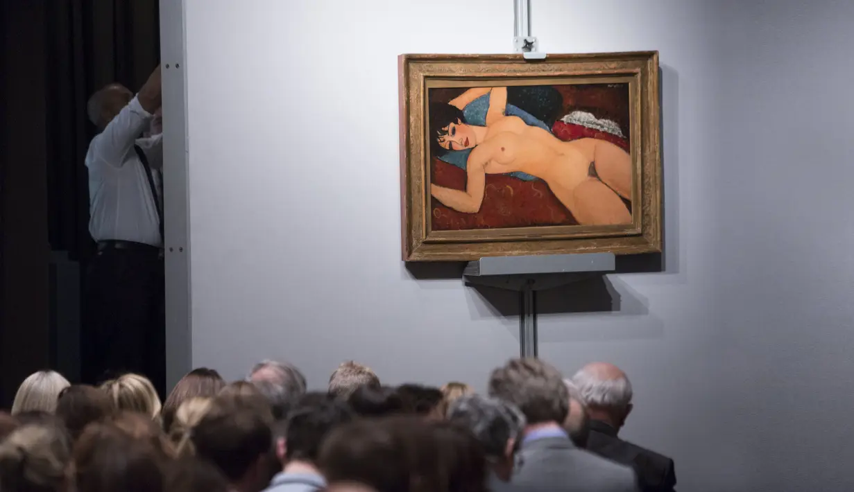 Lukisan karya Amedeo Modigliani "Nu couche" berjudul "The Artis Muse" saat dilelang di Balai Lelang Christie, New York, USA (9/11). Lukisan karya Amedeo Modigliani ini terjual dengan harga $ 170,405,000.000 (sekitar 2 Triliun). (REUTERS/Andrew Kelly)
