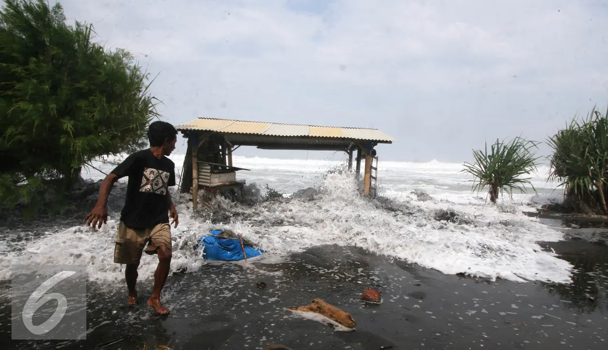 Warga  menghindari terjangan gelombang pasang di Pantai Depok,Yogyakarta,Kamis (9/6). Fenomena gelombang tinggi melanda pesisir pantai selatan Indonesia dalam beberapa hari ini. (Liputan6.com/Boy Harjanto)