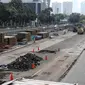 Sejumlah alat berat terparkir di proyek pembangunan MRT di kawasan Sudirman, Jakarta, Selasa (5/7). Pengerjaan proyek infrastruktur di Jakarta dan sekitarnya libur sementara karena para pekerja memperoleh libur Lebaran. (Liputan6.com/Faizal Fanani)