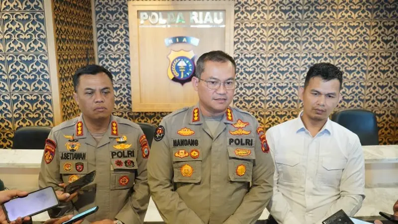 Kabid Humas Polda Riau Kombes Nandang menjelaskan perkembangan kasus Bripka Andry Darma Irawan.