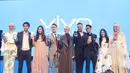 Product Manager Vivo Indonesia Kenny Chandra bersama dengan brand ambasador Vivo V5s saat meluncurkan produk terbaru Vivo V5s di Jakarta, Rabu (10/5). Vivo V5s diluncurkan dengan mengandalkan kamera depan 20mp. (Liputan6.com/Angga Yuniar)