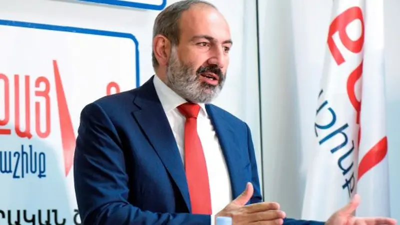 Dalam pesan video yang dibagikan via Facebook, Perdana Menteri Armenia, Nikol Pashinyan mengumumkan bahwa ia dan keluarganya telah positif terkena Corona COVID-19 (Photo credit: Karen Minasyan/AFP/Getty Images)