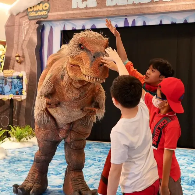 Penggemar Dinosaurus Bisa Tonton Langsung Ice Beat by Dino Island Selama Libur Nataru di Neo Soho Mall