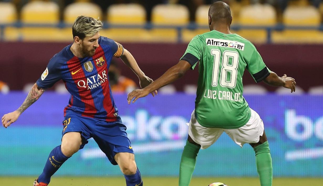 Pada menit ke-10, tembakan Lionel Messi bersarang di pojok gawang Al Ahli. Ini adalah gol kedua Barcelona. (AFP/Karim Jaafar)