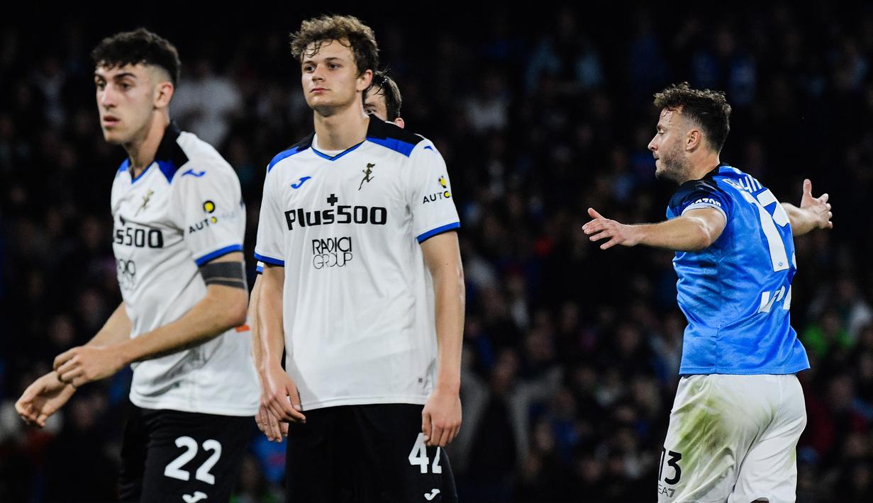 Selebrasi bek Napoli, Amir Rrahmani (kanan) setelah mencetak gol kedua timnya ke gawang Atalanta pada laga pekan ke-26 Liga Italia 2022/2023 di Diego Armando Maradona Stadium, Naples, Minggu (12/3/2023) dini hari WIB. (AFP/Filippo Monteforte)