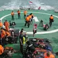 Tim Penyelam Basarnas melakukan persiapan pencarian korban pesawat AirAsia QZ8501 di perairan selat Karimata Kalimantan Tengah, Jumat (2/1/2015). (Liputan6.com/Herman Zakharia)