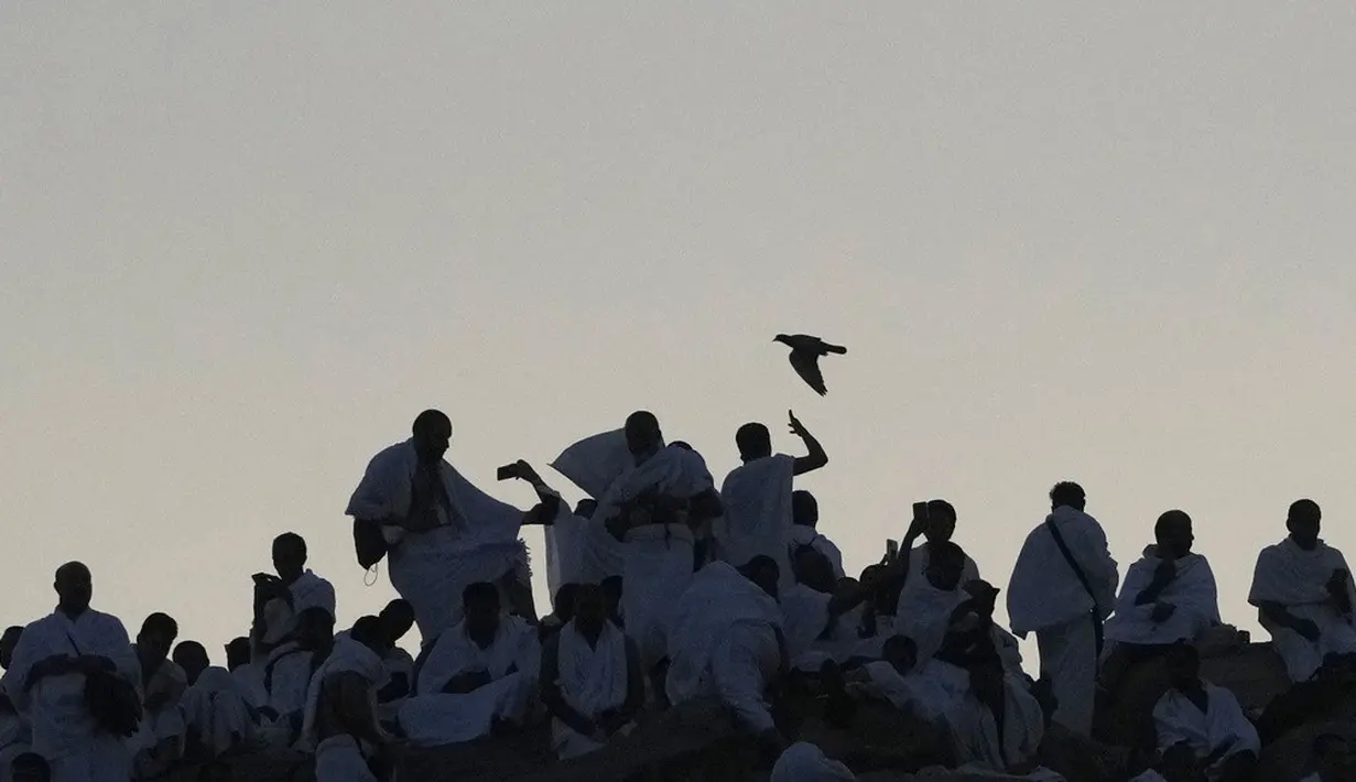 <p>Ibadah haji 1444H/ 2023M akhirnya mencapai puncaknya. Hal ini ditandai dengan wukuf di Arafah. (AP Photo/Amr Nabil)</p>
