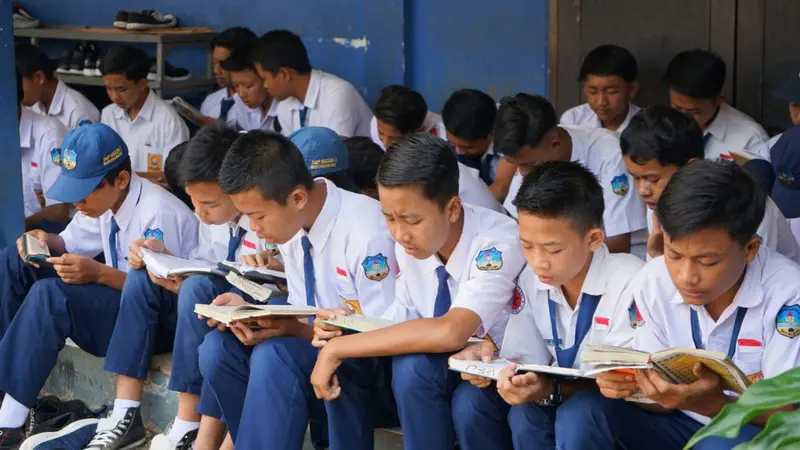 Nampak puluhan siswa peserta ujian nasional di Garut, tengah fokus mempelajari mata ajaran yang akan di ujikan hari ini