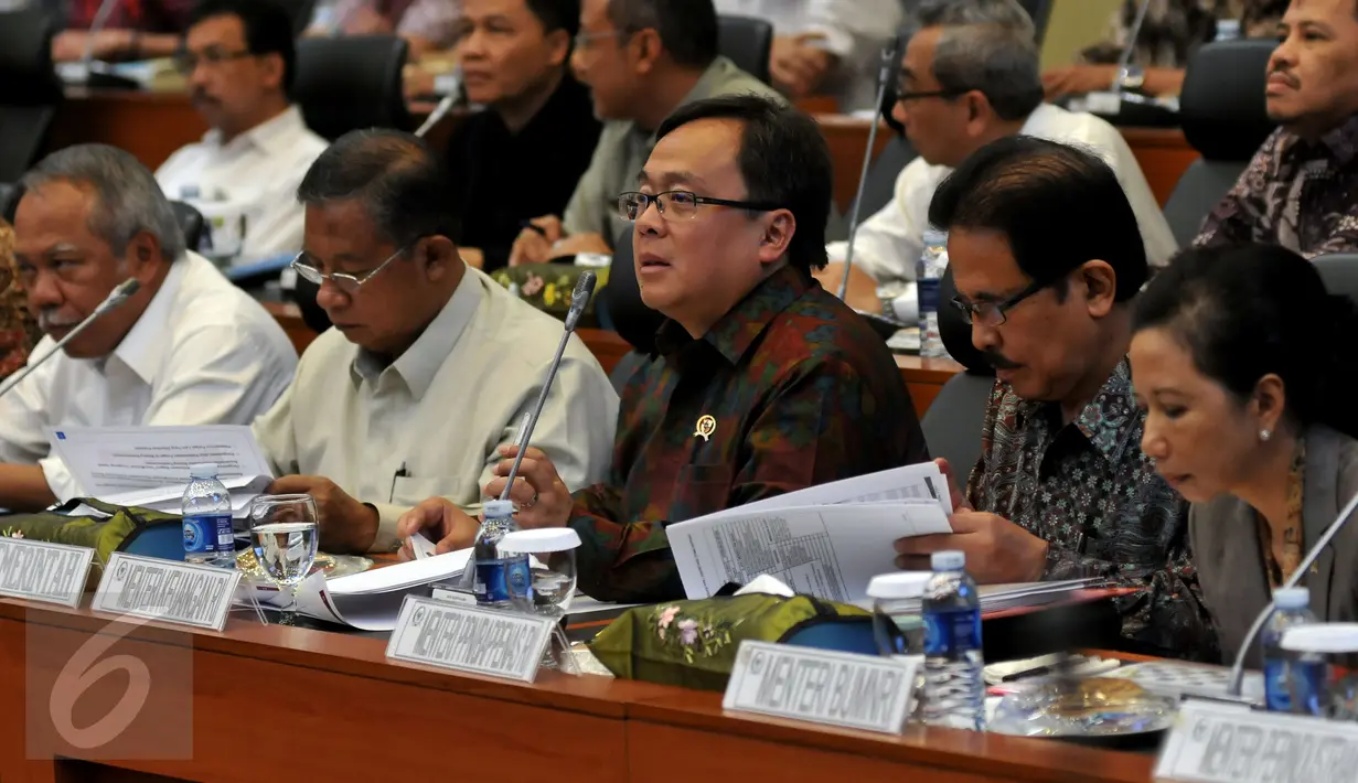 Menkeu Bambang Brodjonegoro (tengah) bersama Menteri PPN/Kepala Bappenas Sofyan Djalil (kedua kanan) mengikuti raker dengan Badan Anggaran DPR di Kompleks Parlemen Senayan, Jakarta, Senin (7/9). Rapat itu membahas RUU APBN 2016. (Liputan6.com/Johan Tallo)