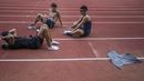 Atlet atletik asal Taiwan melakukan pendinginan usai latihan di Stadion Madya Senayan, Jakarta, Sabtu (10/2/2018). Latihan ini merupakan persiapan jelang Invitation Tournament Asian Games 2018. (Bola.com/Vitalis Yogi Trisna)