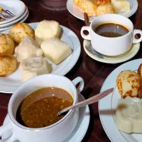 Kue Apem salah satu kuliner khas Cirebon yang keluar setiap bulan safar dalam kalender jawa. Foto (Liputan6.com / Panji Prayitno)