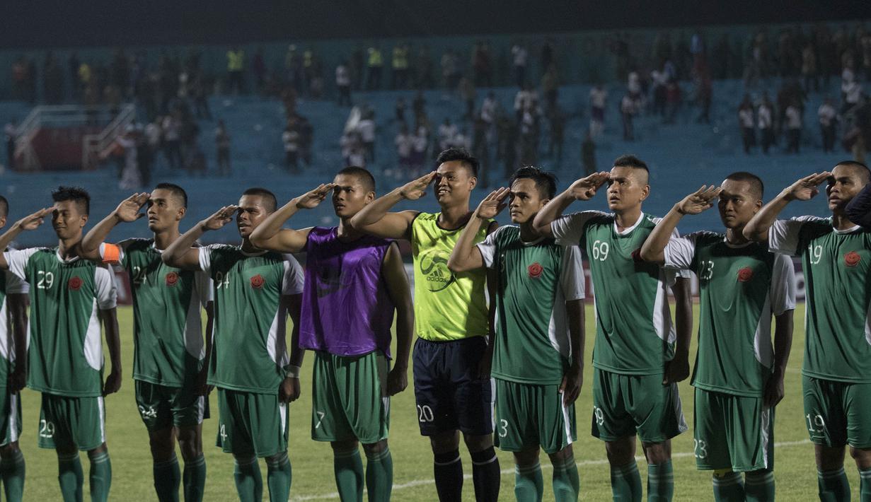 Para pemain PS TNI mengambil sikap hormat usai berlaga pada Piala Jenderal Sudirman melawan PBFC di Gelora Delta Sidoarjo, Jawa Timur, Rabu (18/11/2015). (Bola.com/Vitalis Yogi Trisna)