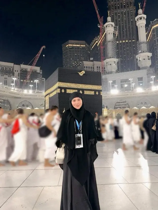 Outfit Davina Karamoy saat Pakai Gamis (Foto: Instagram @davinaakaramoy)