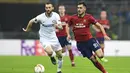 Gelandang Rapid Wien, Andrei Ivan melewati Marcelo Brozovic pada leg 2, babak 16 besar Liga Europa yang berlangsung di stadion Giuseppe Meazza, Milan, Jumat (22/2). Inter Milan menang 4-0 atas rapid Wien. (AFP/Miguel Medina)