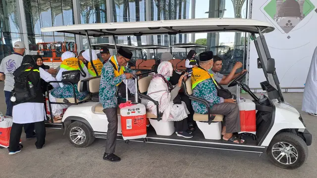 Petugas Layani Jemaah Haji Lansia