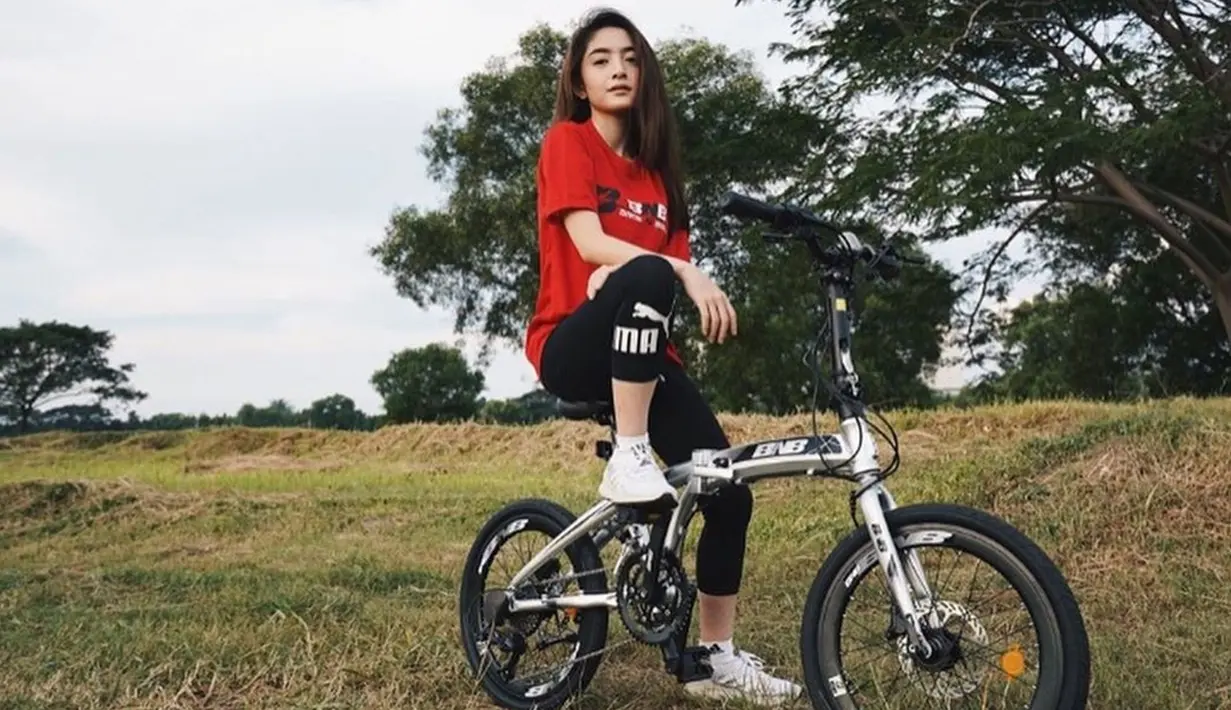 Meski tengah bergaya sporty, akan tetapi penampilan Natalie Zenn ini tetap terlihat begitu santai. Menggunakan kaus merah dan celana training hitam, Natalie memilih memakai sneakers putih untuk memadukan penampilannya. (Liputan6.com/IG/@nataliezenn24)
