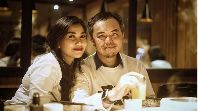 7 Potret Mesra Nisya Ahmad dan Suami yang Jarang Terekspos