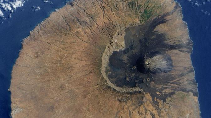 Gunung Fogo diduga kolaps sekitar 73.000 tahun lalu, memicu tsunami raksasa (NASA)
