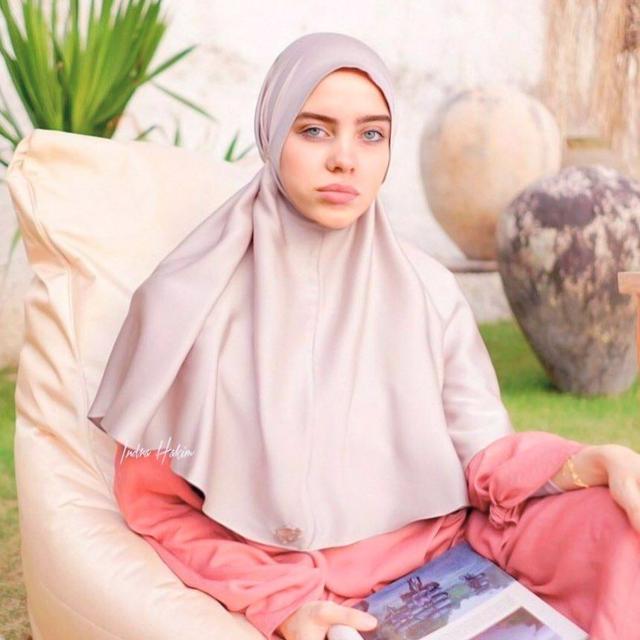 6 Editan Foto Artis Dunia Pakai Hijab Merah dan Pink Ini Curi Perhatian, Netizen: Makin Cantik