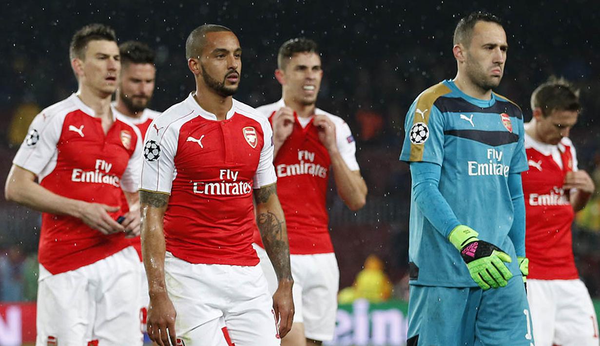Ekspresi kekecewaan pemain Arsenal usai takluk dari Barcelona pada laga leg kedua babak 16 besar Liga Champions di Stadion Camp Nou, Barcelona, Kamis (16/3/2016) dini hari WIB. (Action Images via Reuters/Carl Recine)