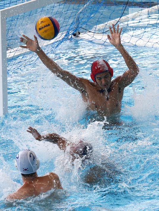 Penjaga gawang Polo Air Putra Indonesia, Novian Dwi Putra gagal menahan bola dari atlet Polo Air Putra Korea Selatan pada pertandingan babak semifinal putra peringkat 5 - 8 besar di Akuatik Center, Jakarta, Jumat (31/8). (Liputan6.com/Fery Pradolo)