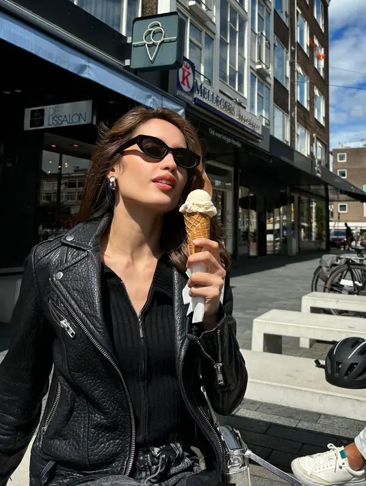Cinta Laura tampil memukau dengan OOTD stylish yang begitu sederhana kala berlibur ke Belanda. [Foto: Instagram/ Cinta Laura]