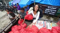 Erika Carlina saat mengunjungi pengungsian korban gempa Cianjur, Minggu (25/12/2022)
