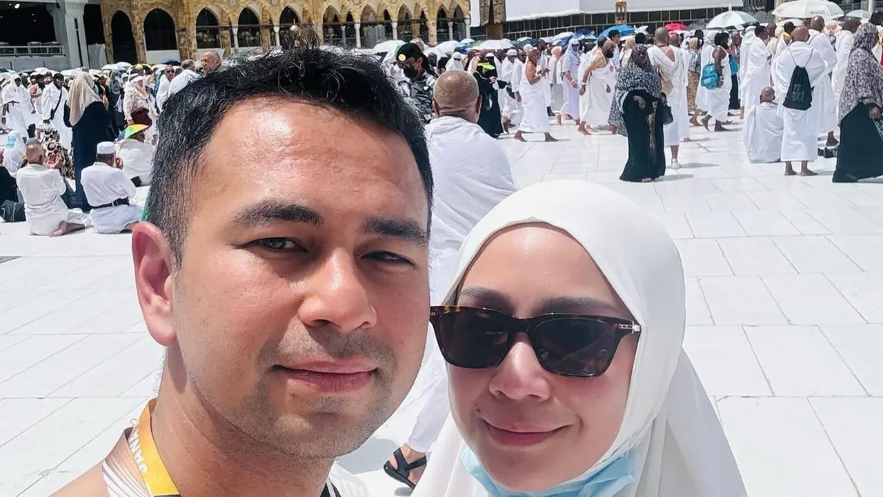Raffi dan Nagita di Tanah Suci untuk Ibadah Haji