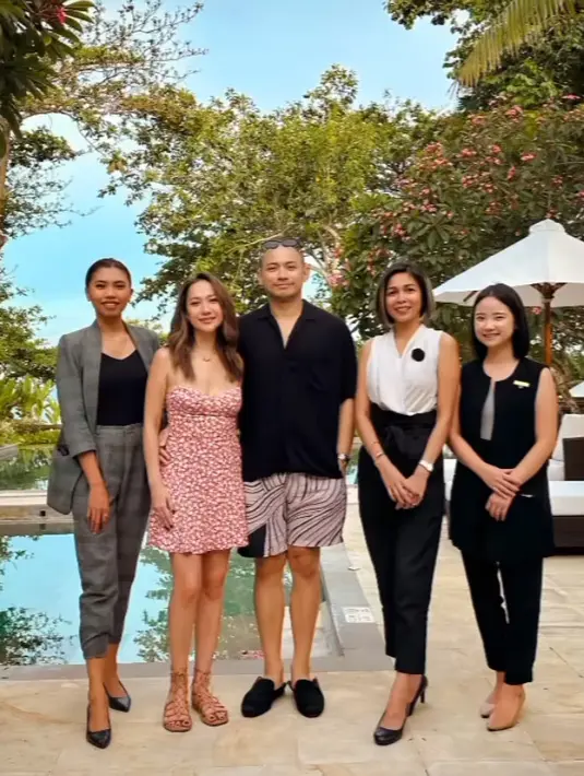 Berlibur di sebuah hotel di Bali, BCL mengenakan mini dress pink bermotif, sementara Tiko dengan atasan hitam dan celana pendeknya. [@sofitelbalinusadua]
