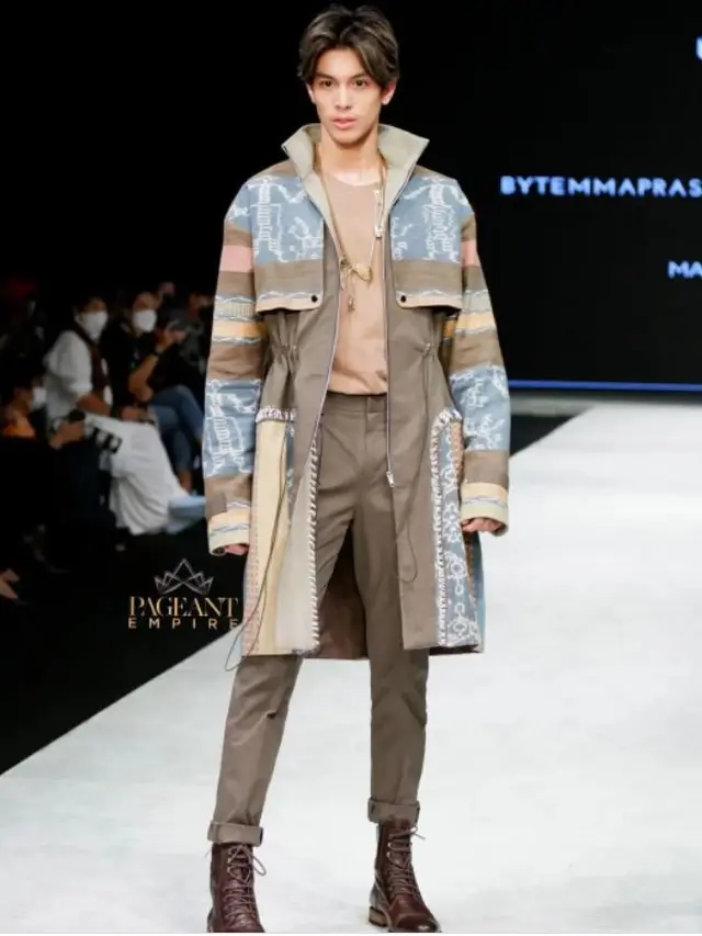 6 Potret Eddy Meijer Anak Maudy Koesnaedi Jadi Model Indonesia Fashion Week 2022