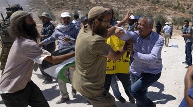 Warga Palestina Bentrok dengan Pemukim Israel di Tepi Barat
