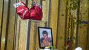 Beberapa barang yang diletakkan oleh para penggemar di luar gedung Muhammad Ali Center sebagai penghormatan kepada sang legenda di Louisville, Kentucky, (8/6/2016). (AFP/Michael B. Thomas)