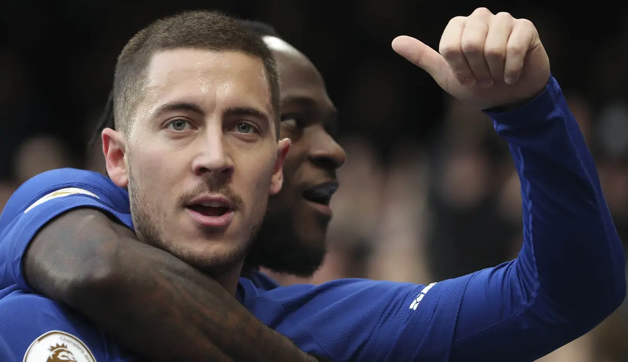 Gelandang Chelsea, Eden Hazard, merayakan gol yang dicetaknya ke gawang Newcastle pada laga Premier League di Stadion Stamford Bridge, London, Sabtu (2/12/2017). Chelsea menang 3-1 atas Newcastle. (AFP/Daniel Leal-Olivas)