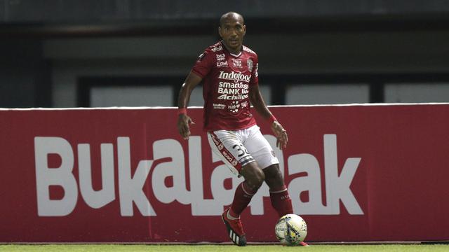 Bek Bali United, Leonard Tupamahu, mengontrol bola saat melawan Bhayangkara FC pada laga Piala Presiden 2019. (Bola.com/Yoppy Renato)