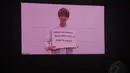 Video Onew menyapa Shawol Indonesia lewat beberapa lembar putih bertuliskan kata-kata dalam bahasa Indonesia, Jakarta, Minggu (22/6/14). (Liputan6.com/Desika Pemita)