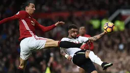 Namun, sang pemain sempat puasa gol dari Oktober hingga awal November. Berbagai kalangan lantas mengkritik penampilan Zlatan Ibrahimovic dan menilainya sudah "habis". (AFP/Oli Scarff)