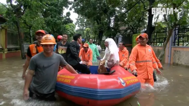 Ditengah banjir yang tengah melanda Jakarta., sepasang kekasih nekad menembus kepungan banjir Jakarta untuk menikah di kantor KUA Mampang Prapatan jakarta Selatan. Adalah Mansur dan Maya, yang nekat menikah di tengah kepungan banjir. Keduanya menikah...
