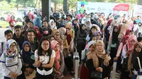 Para peserta mengantre untuk melakukan registrasi acara Emtek Goes To Campus (EGTC) 2018 di Universitas Negeri Semarang (Unnes), Rabu (18/7). Kali ini, Semarang menjadi kota pertama dari rangkaian road show EGTC 2018. (Liputan6.com/Herman Zakharia)