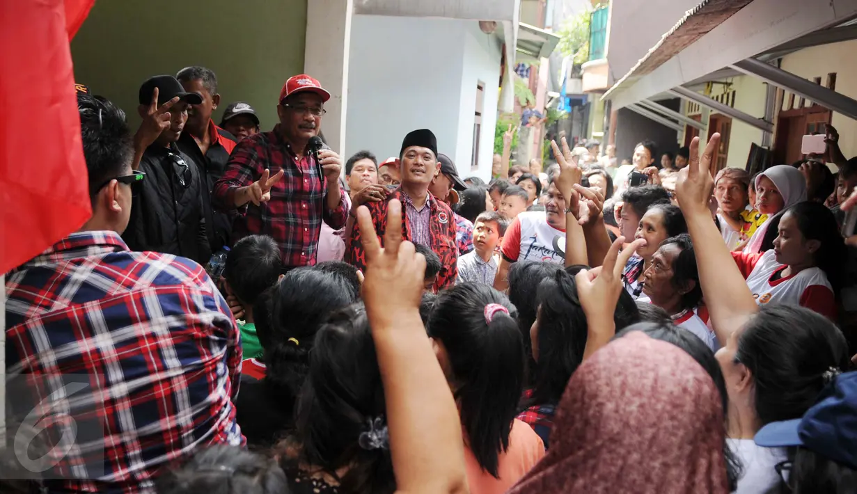 Cagub DKI Jakarta Djarot Saiful Hidayat memaparkan program kerja saat blusukan di Rawa Terate, Jakarta, Kamis (12/1). Saat blusukan warga mendoakan pasangan nomer urut dua tersebut menang di Pilkada DKI Jakarta tahun 2017. (Liputan6.com/Gempur M Surya)